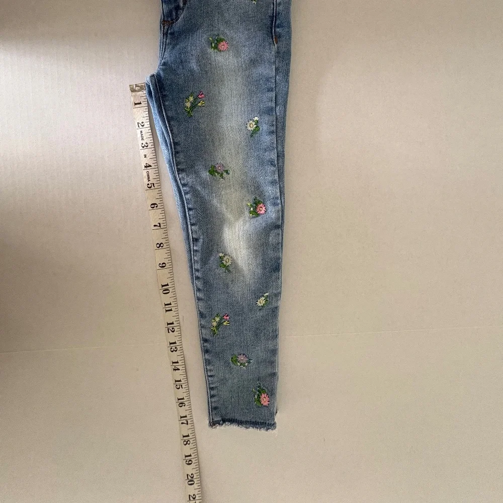 GAP Kids Begging Denim High Rise With Embroidered‎ Flowers - Size 6.